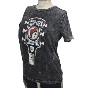 Buc-ees YL Womens S Tour '25 Guitar Beaver Graphic T Shirt Black‎ Acid Wash